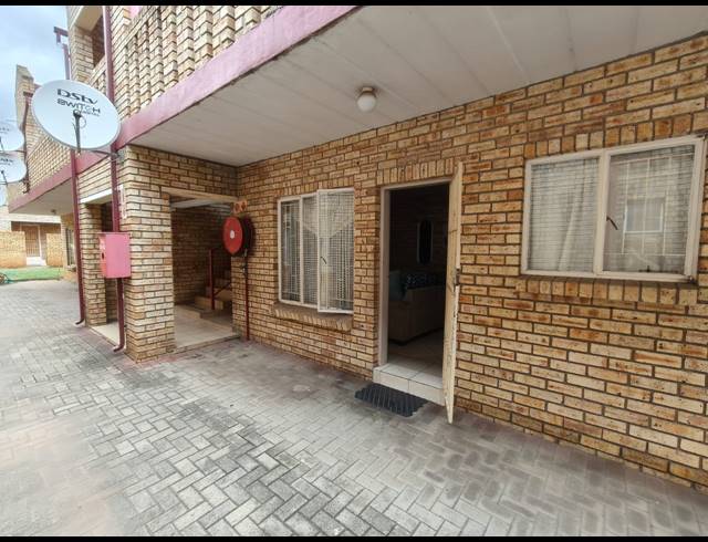 1 BEDROOM APARTMENT FOR SALE IN RUSTENBURG CENTRAL